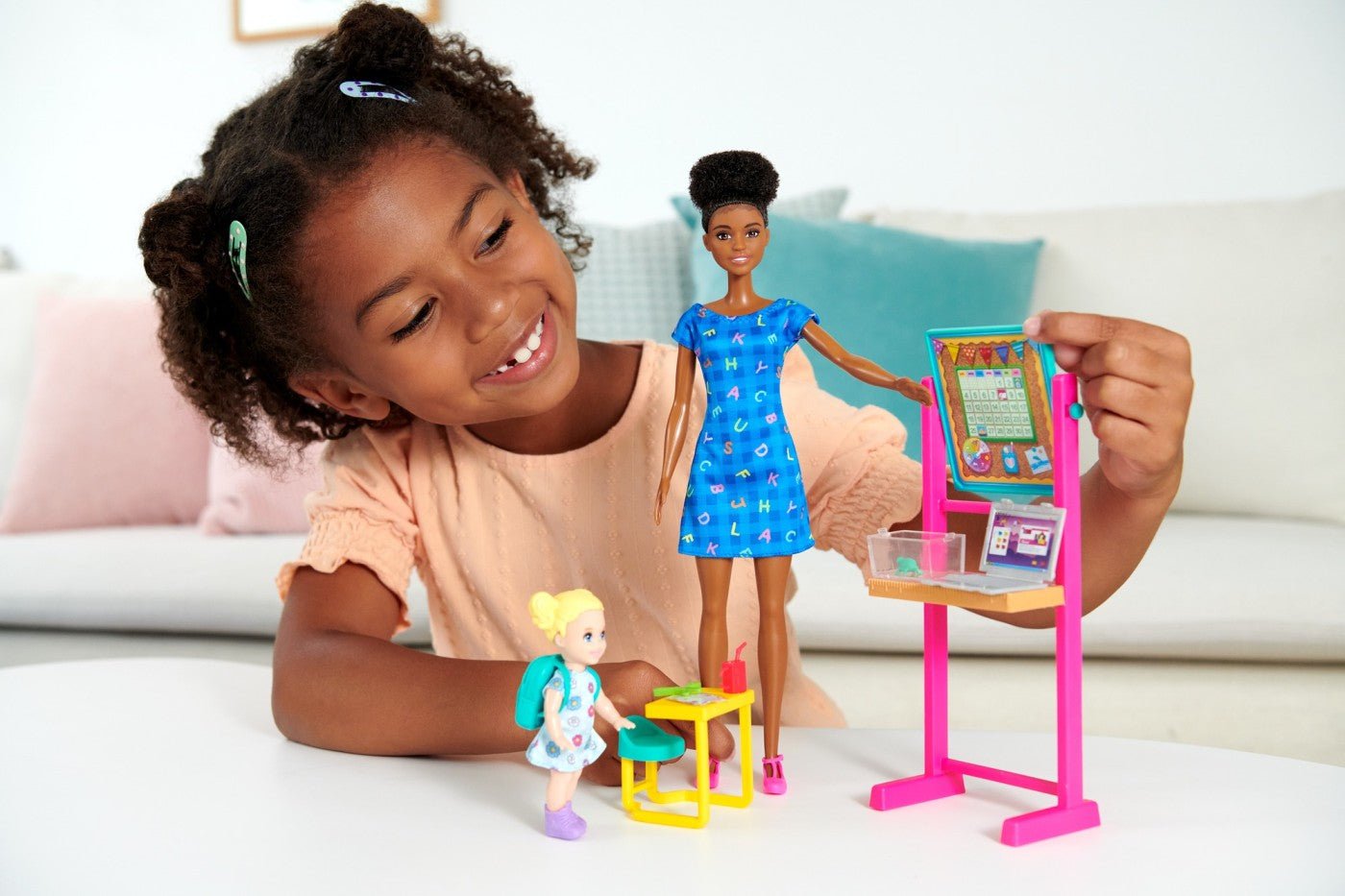 Barbie cariere set mobilier cu papusa bruneta profesoara - Publisol.ro
