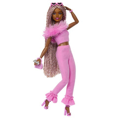 Barbie deluxe style papusa Barbie cu salopeta roz si par impletit - Publisol.ro