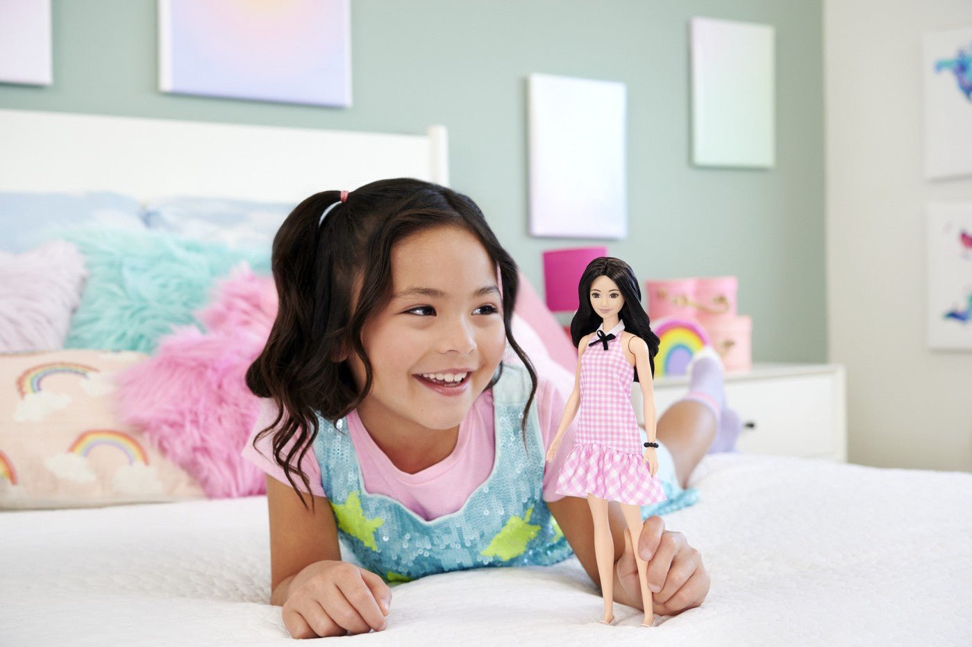 Barbie papusa Barbie fashionistas bruneta cu rochie roz in carouri - Publisol.ro