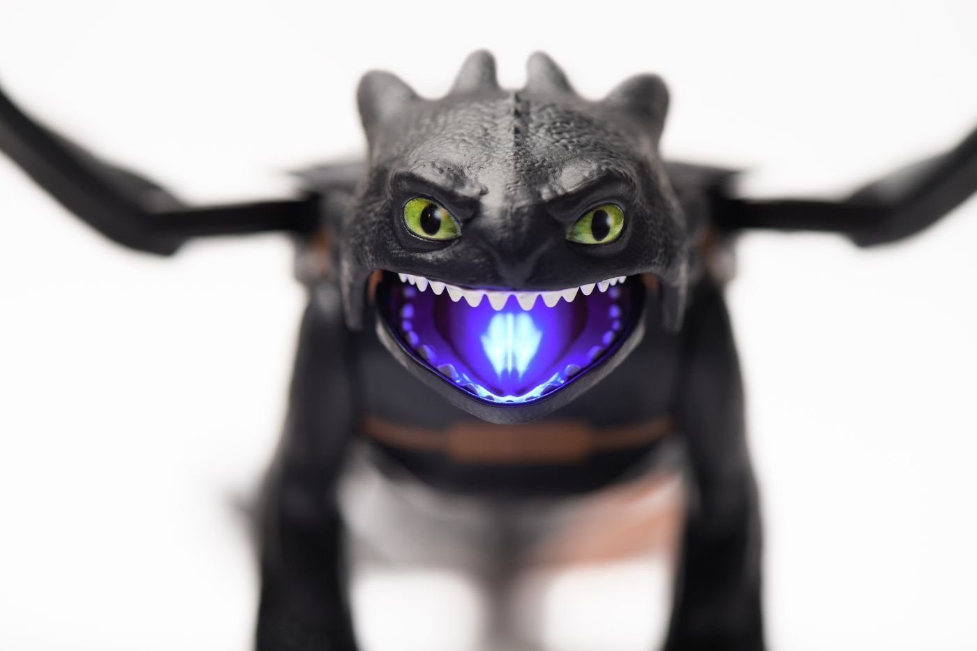 Cum sa iti dresezi Dragonul Dragon interactiv cu efecte luminoase - Publisol.ro