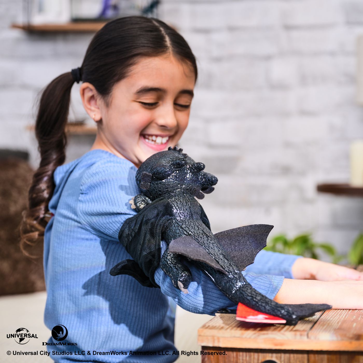 Cum sa iti dresezi dragonul, Hug si Glide, Figurina Dragon Toothless - Publisol.ro