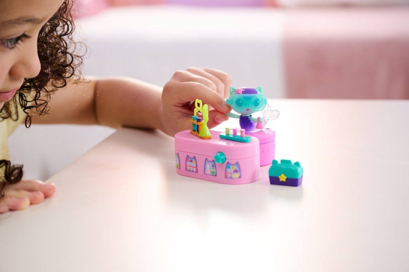 Gabbys Dollhouse Bobble Kitty Mercat si camera potiunilor - Publisol.ro