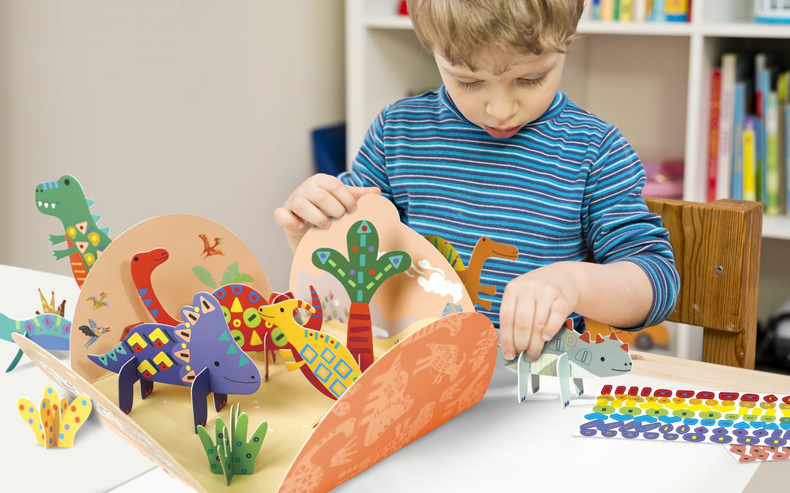 Joc creativ Stick N Play cu scene 3D si stickere repozitionabile - Lumea Dinozaurilor - Avenir - Publisol.ro