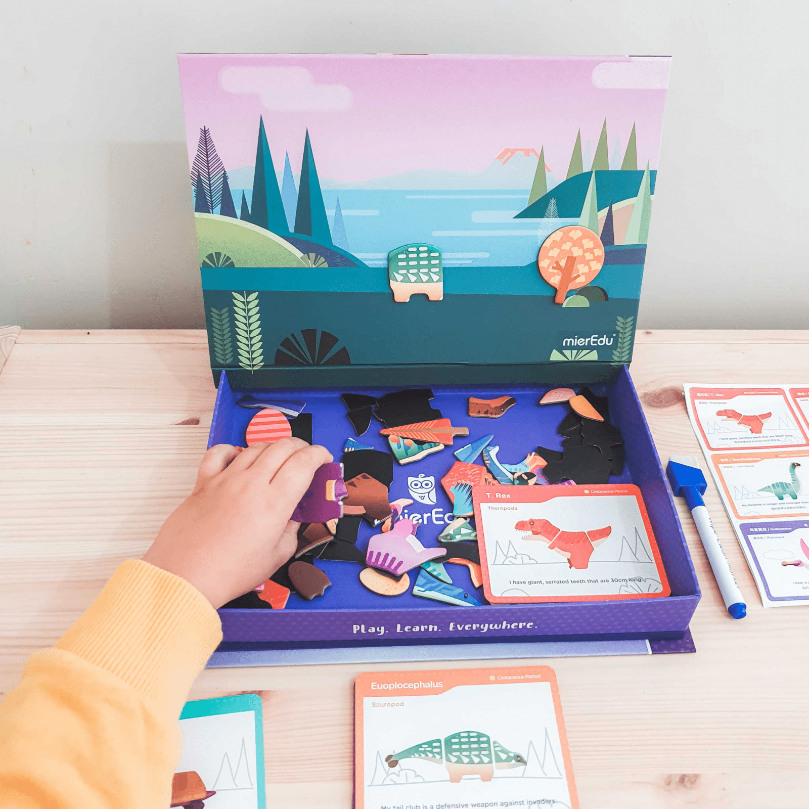 Joc puzzle magnetic de arta si asociere - Lumea dinozaurilor - mierEdu - Publisol.ro