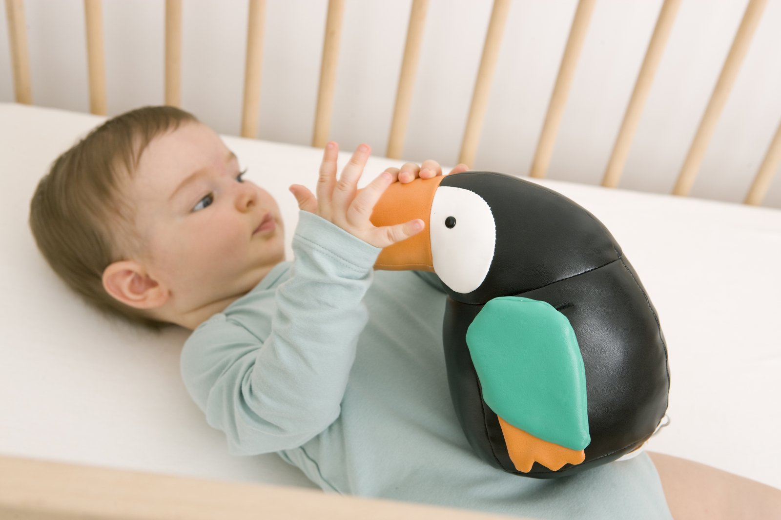Jucarie muzicala Pasarea Tucan Jean - Little Big Friends - Publisol.ro