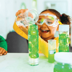 Jucarie senzoriala luminoasa Pippa - Glo Cube, verde - Glo Pals - Publisol.ro