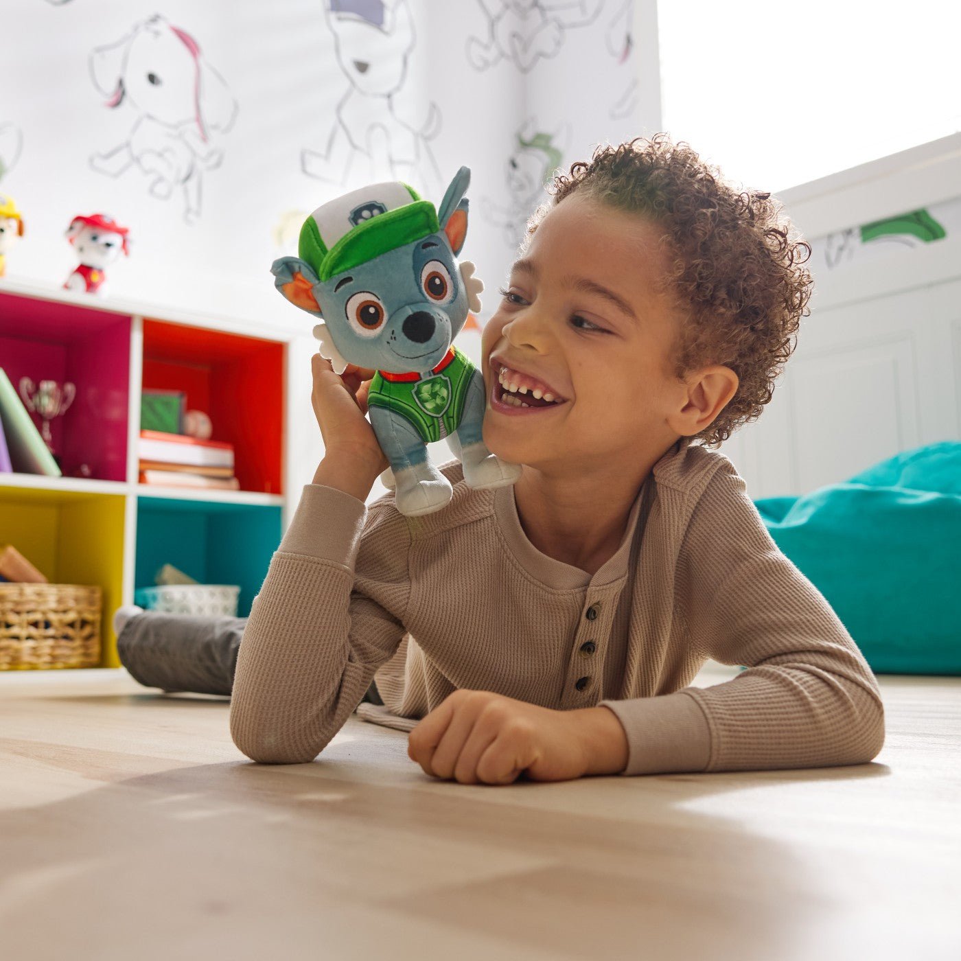 Patrula catelusilor jucarie de plus rocky 17 cm - Publisol.ro