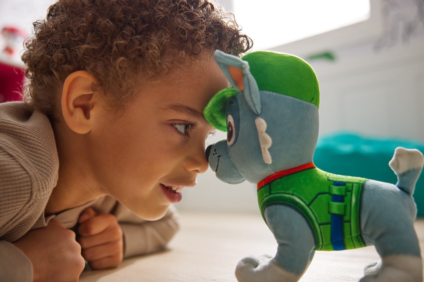 Patrula catelusilor jucarie de plus rocky 17 cm - Publisol.ro