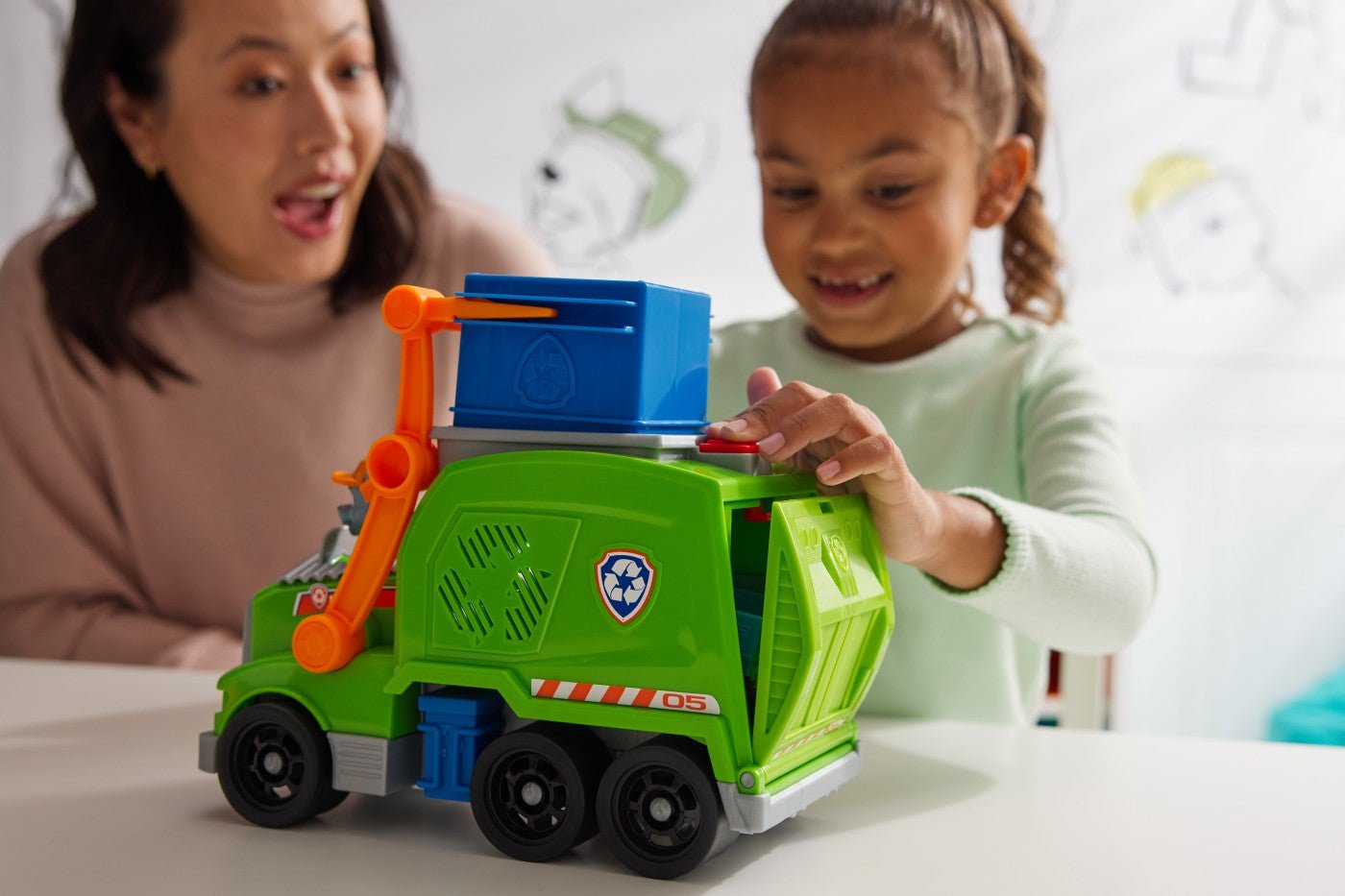 Patrula catelusilor Rocky si camionul de reciclare crush n roll - Publisol.ro