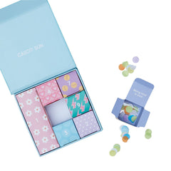 Set cadou bratara si charmuri - Calendar pentru sarbatorit evenimente - Cool To Be Kind - Ooly - Publisol.ro