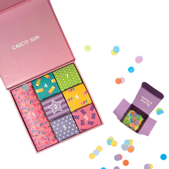 Set cadou bratara si charmuri - Calendar pentru sarbatorit evenimente - Oh Happy Day - Ooly - Publisol.ro