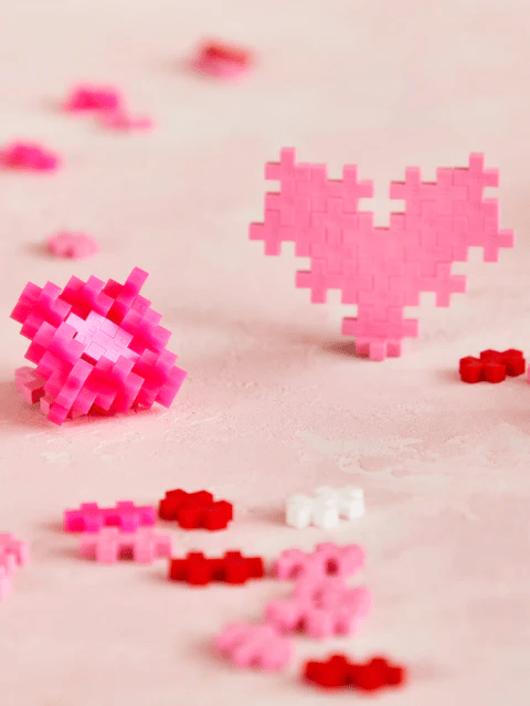 Set constructie Plus - Plus, tub 240 piese, I Love You Mix, culorile iubirii - Plus Plus - Publisol.ro