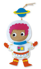 Set creativ de cusut cu tehnica siretului - Primul meu Pandantiv Astronaut, nivel 3 - Avenir - Publisol.ro