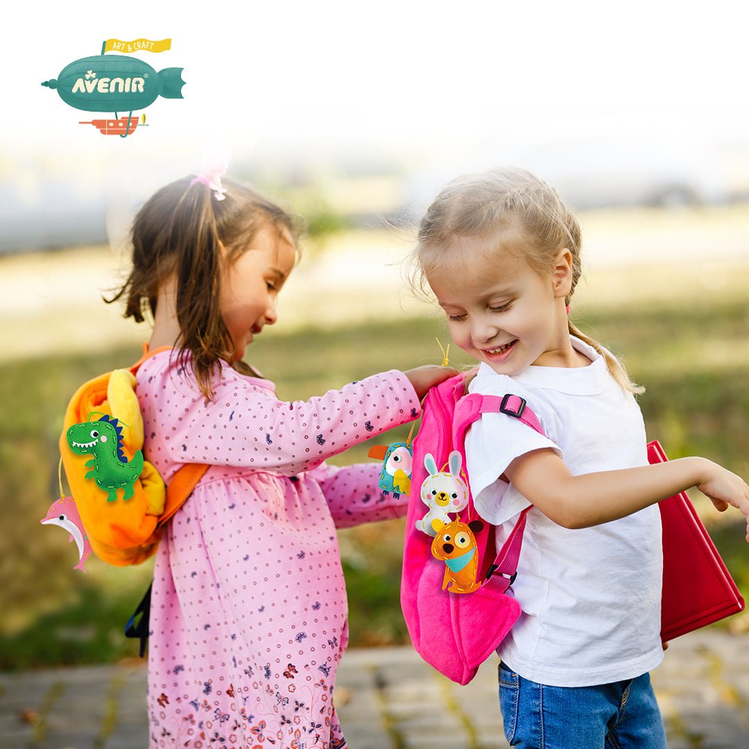 Set creativ de cusut cu tehnica siretului - Primul meu Pandantiv Dinozauri, nivel 1 - Avenir - Publisol.ro