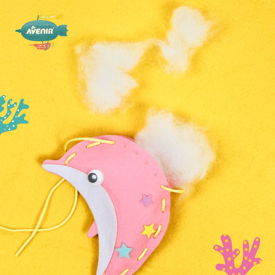 Set creativ de cusut cu tehnica siretului - Primul meu Pandantiv Prieteni Marini, nivel 1 - Avenir - Publisol.ro