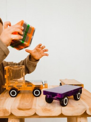 Set magnetic Magblox - 2 sasiuri magnetice accesorii pentru constructie cu roti de lemn - mov si galben - Magblox