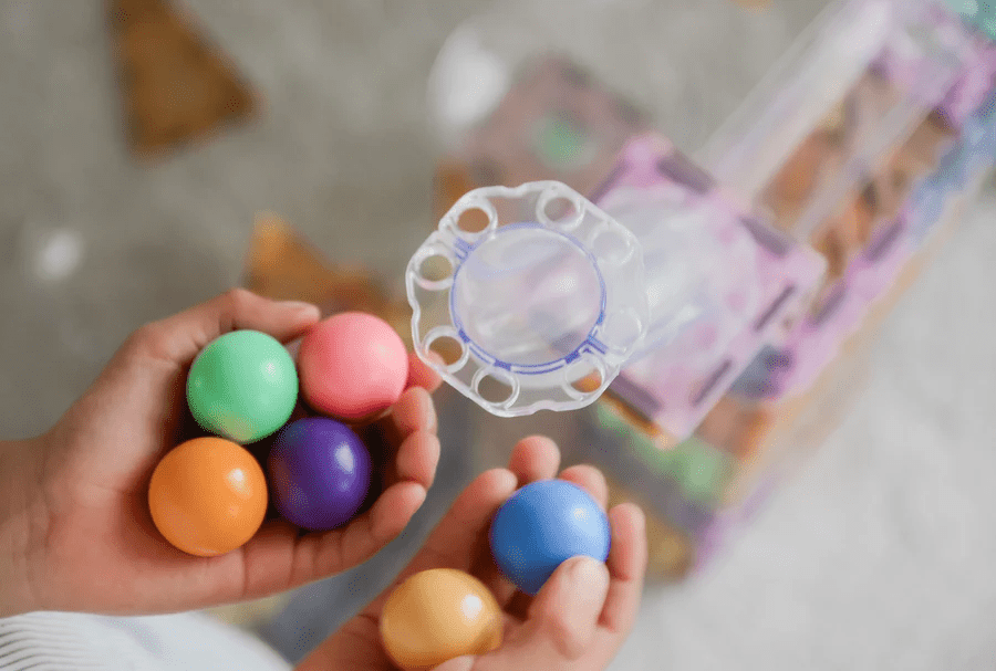 Set magnetic Magblox - 98 piese, circuit cu bile PASTEL - Magbrix Marble Run - Magblox - Publisol.ro