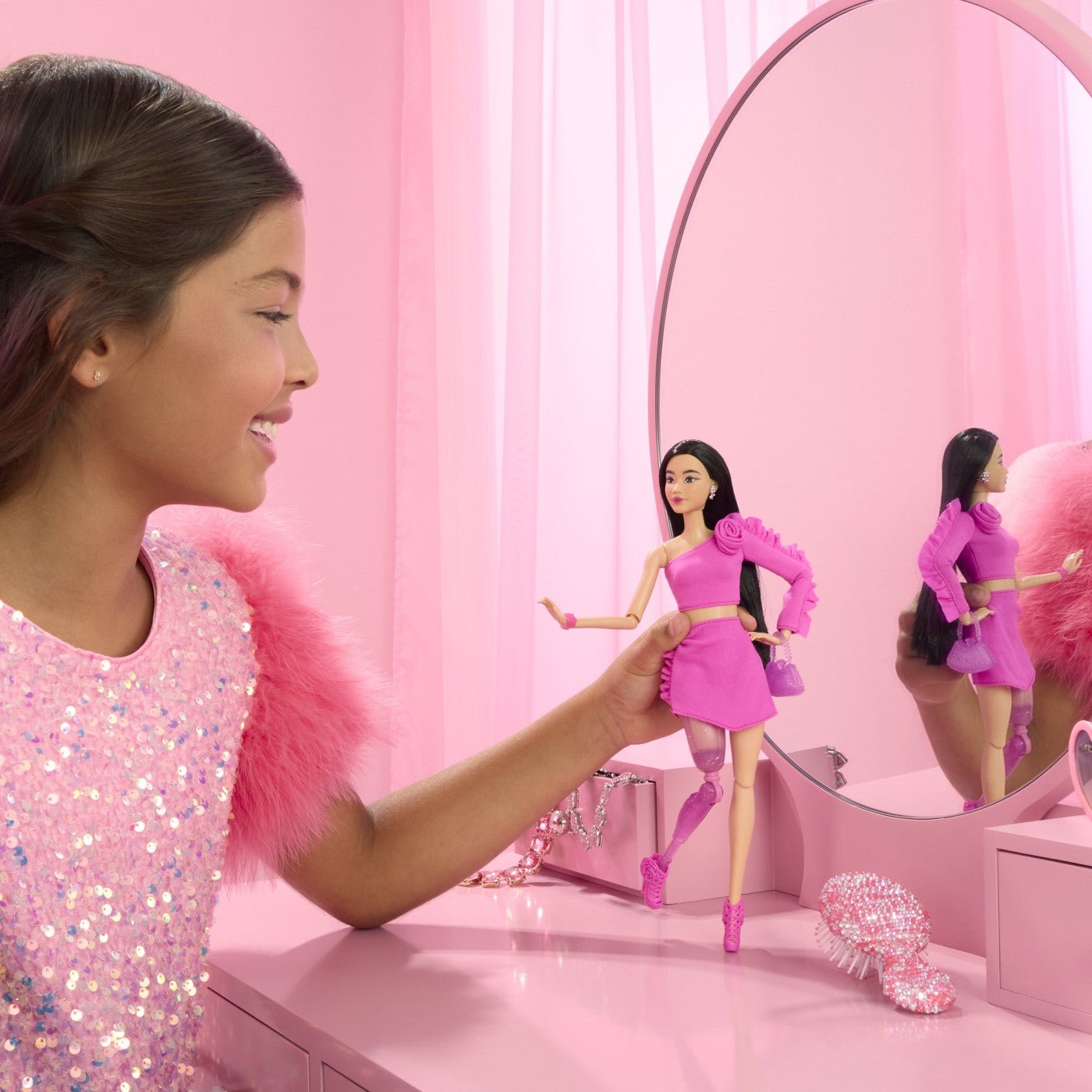 Barbie deluxe style papusa Barbie bruneta cu picior protetic - Publisol.ro