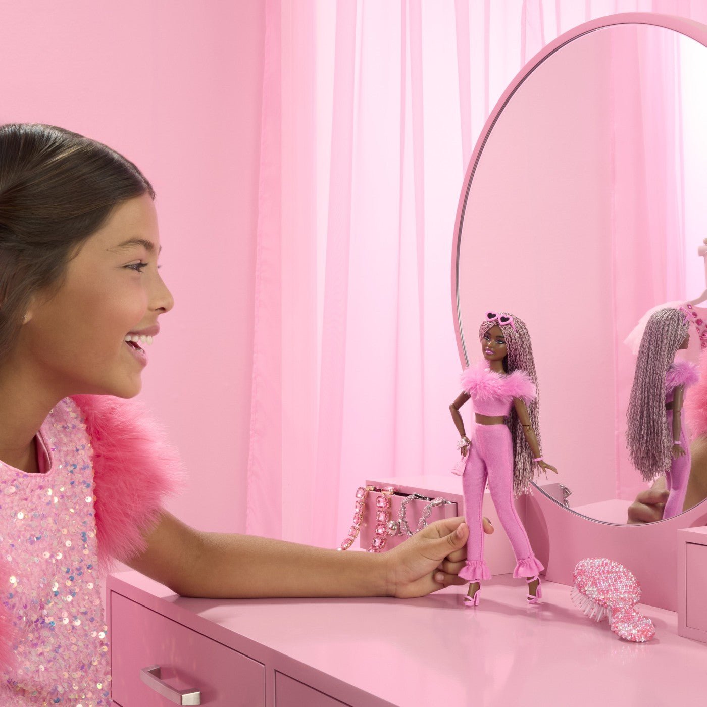 Barbie deluxe style papusa Barbie cu salopeta roz si par impletit - Publisol.ro