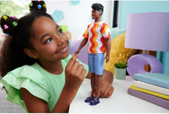 Barbie papusa baiat fashionistas cu tricou cu dungi albe si portocalii si aparate auditive, Mattel - Publisol.ro
