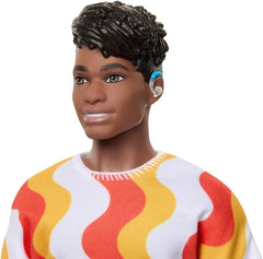 Barbie papusa baiat fashionistas cu tricou cu dungi albe si portocalii si aparate auditive, Mattel - Publisol.ro