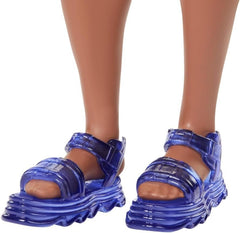 Barbie papusa baiat fashionistas cu tricou cu dungi albe si portocalii si aparate auditive, Mattel - Publisol.ro