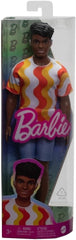 Barbie papusa baiat fashionistas cu tricou cu dungi albe si portocalii si aparate auditive, Mattel - Publisol.ro