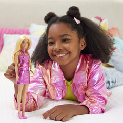 Barbie papusa barbie fashionistas blonda cu rochita roz metalica, Mattel - Publisol.ro