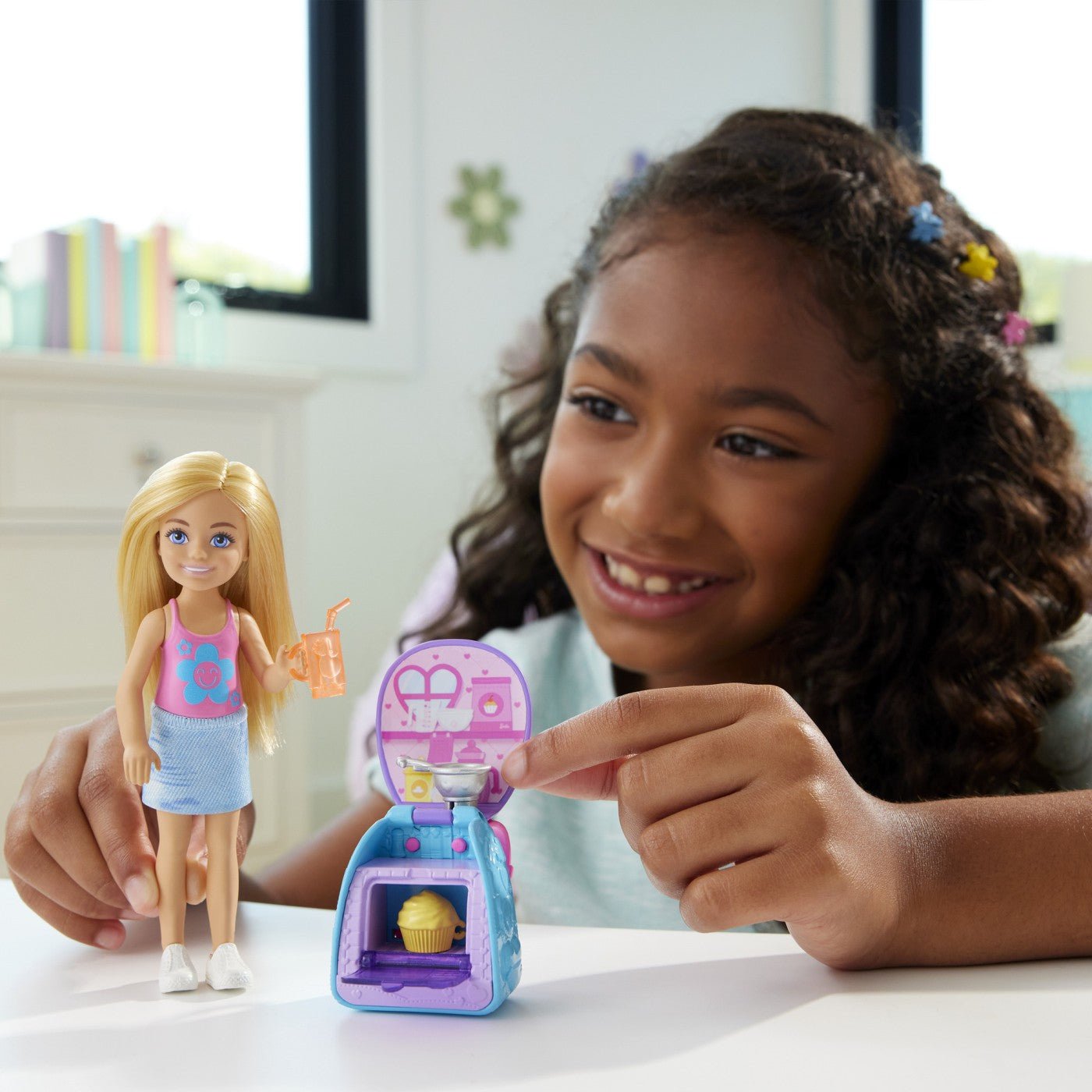 Barbie papusica Chelsea cu rucsac pentru coacerea brioselor - Publisol.ro