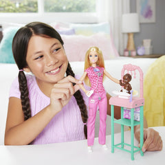 Barbie set de joaca papusa Barbie blonda face cariera pediatru - Publisol.ro