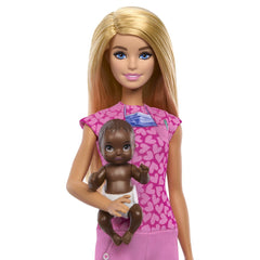 Barbie set de joaca papusa Barbie blonda face cariera pediatru - Publisol.ro