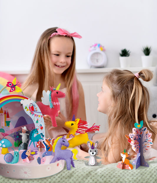 Set creativ DIY portabil - Lumea Fantastica a Unicornilor cu activitati de cusut, construit si joc de rol - Avenir