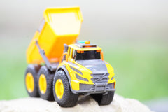 Dickie basculanta volvo articulat cu sunete si lumini 23cm, Simba - Publisol.ro