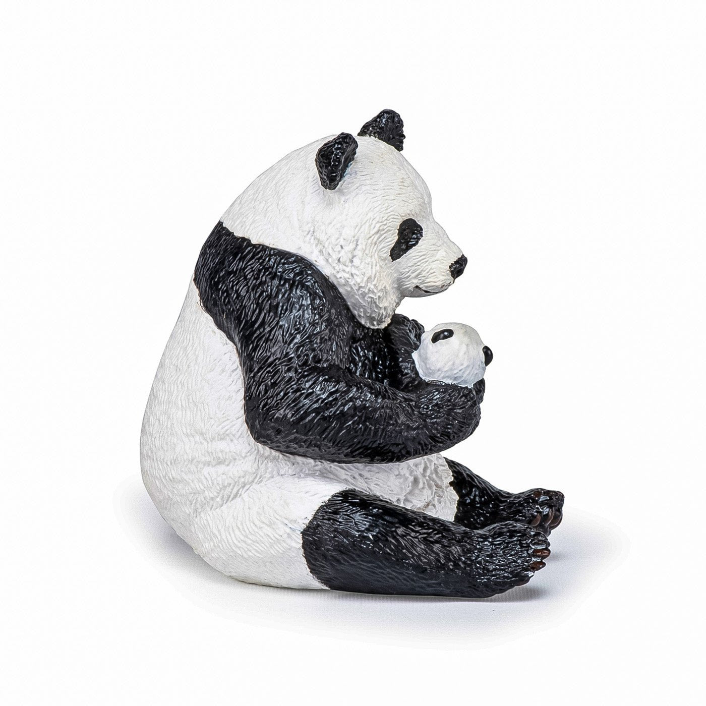 Papo figurina urs panda sezand cu pui in brate, Papo - Publisol.ro