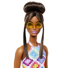 Papusa barbie fashionista satena cu ochelari de soare galbeni, Mattel - Publisol.ro