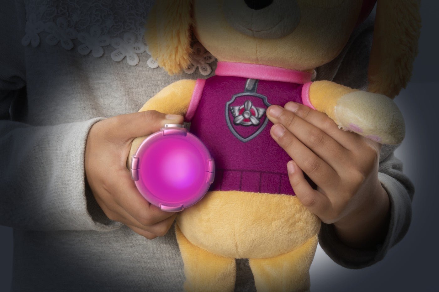 Patrula catelusilor plus snuggle up skye cu burtica luminoasa, Spin Master - Publisol.ro