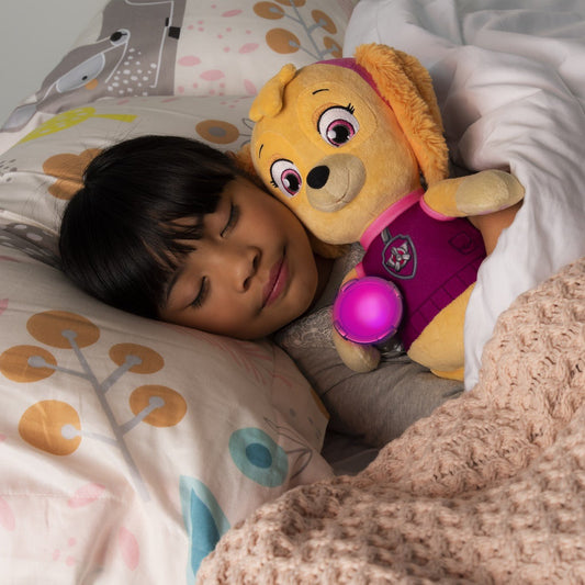 Patrula catelusilor plus snuggle up skye cu burtica luminoasa, Spin Master - Publisol.ro