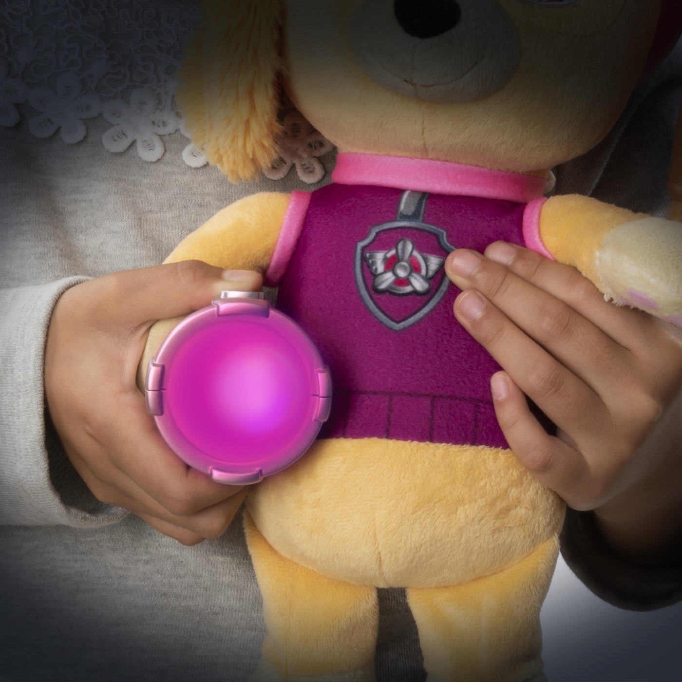 Patrula catelusilor plus snuggle up skye cu burtica luminoasa, Spin Master - Publisol.ro