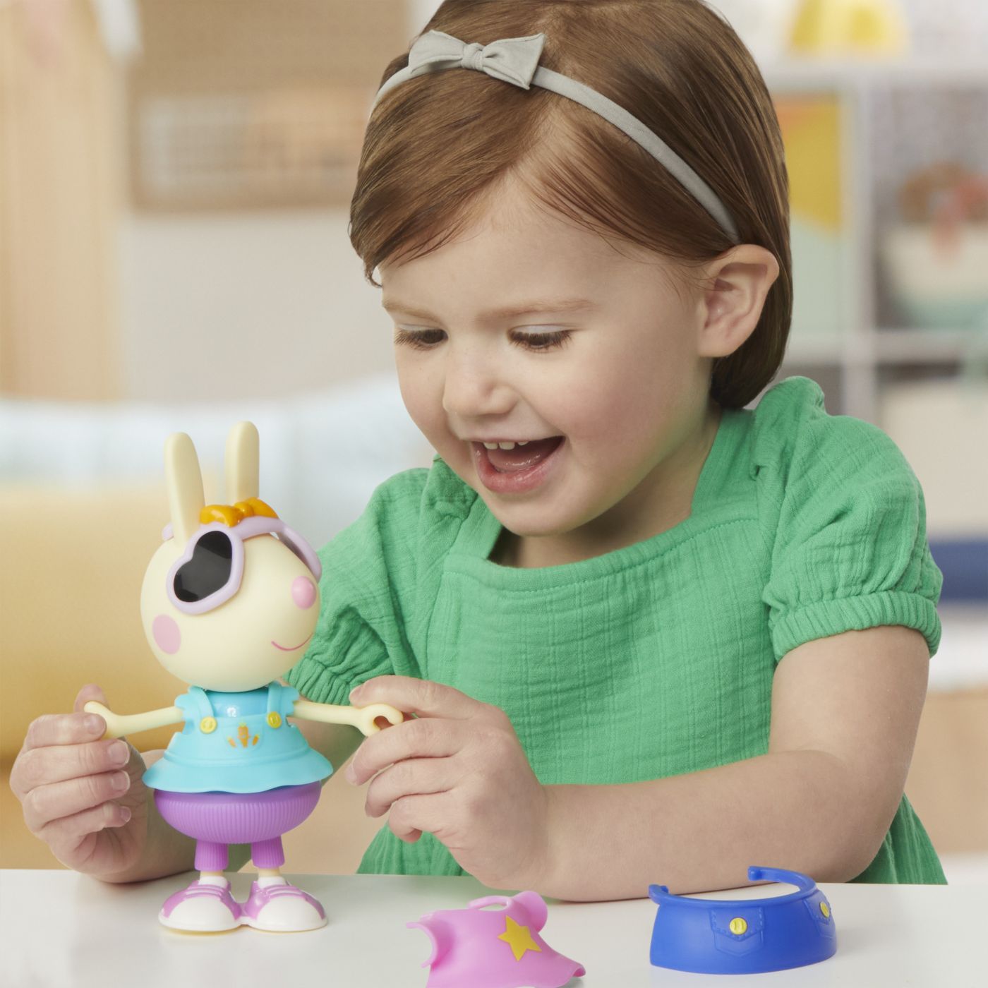 peppa pig set figurina si accesorii vestimentare iepurasul rebecca 15cm, Hasbro - Publisol.ro