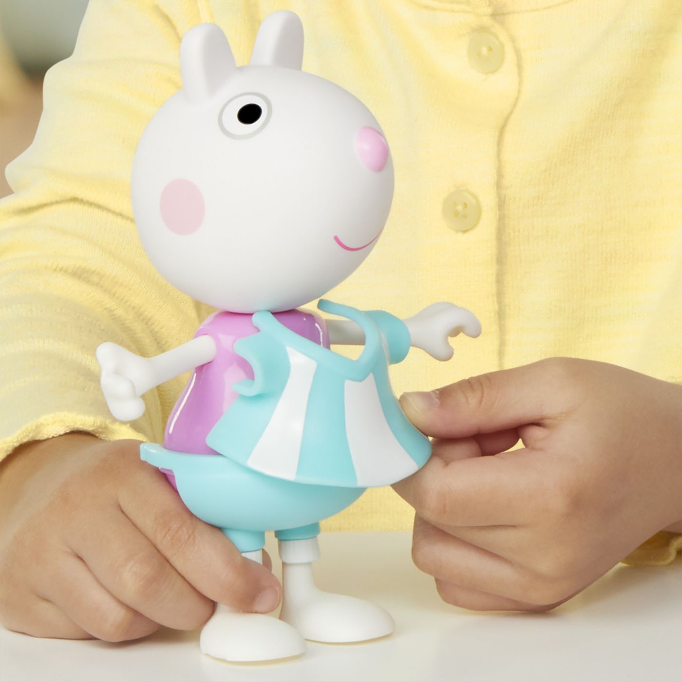 Peppa pig set figurina si accesorii vestimentare oita suzy 15cm, Hasbro - Publisol.ro
