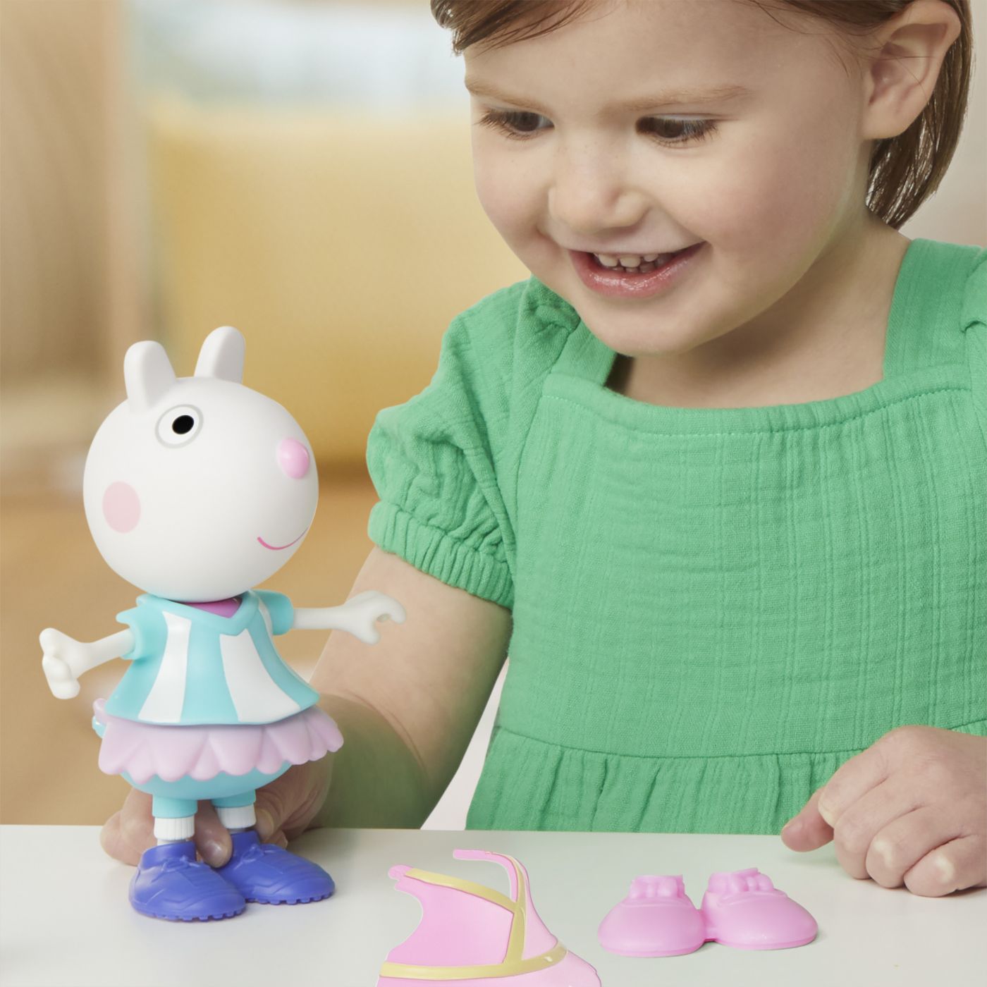 Peppa pig set figurina si accesorii vestimentare oita suzy 15cm, Hasbro - Publisol.ro
