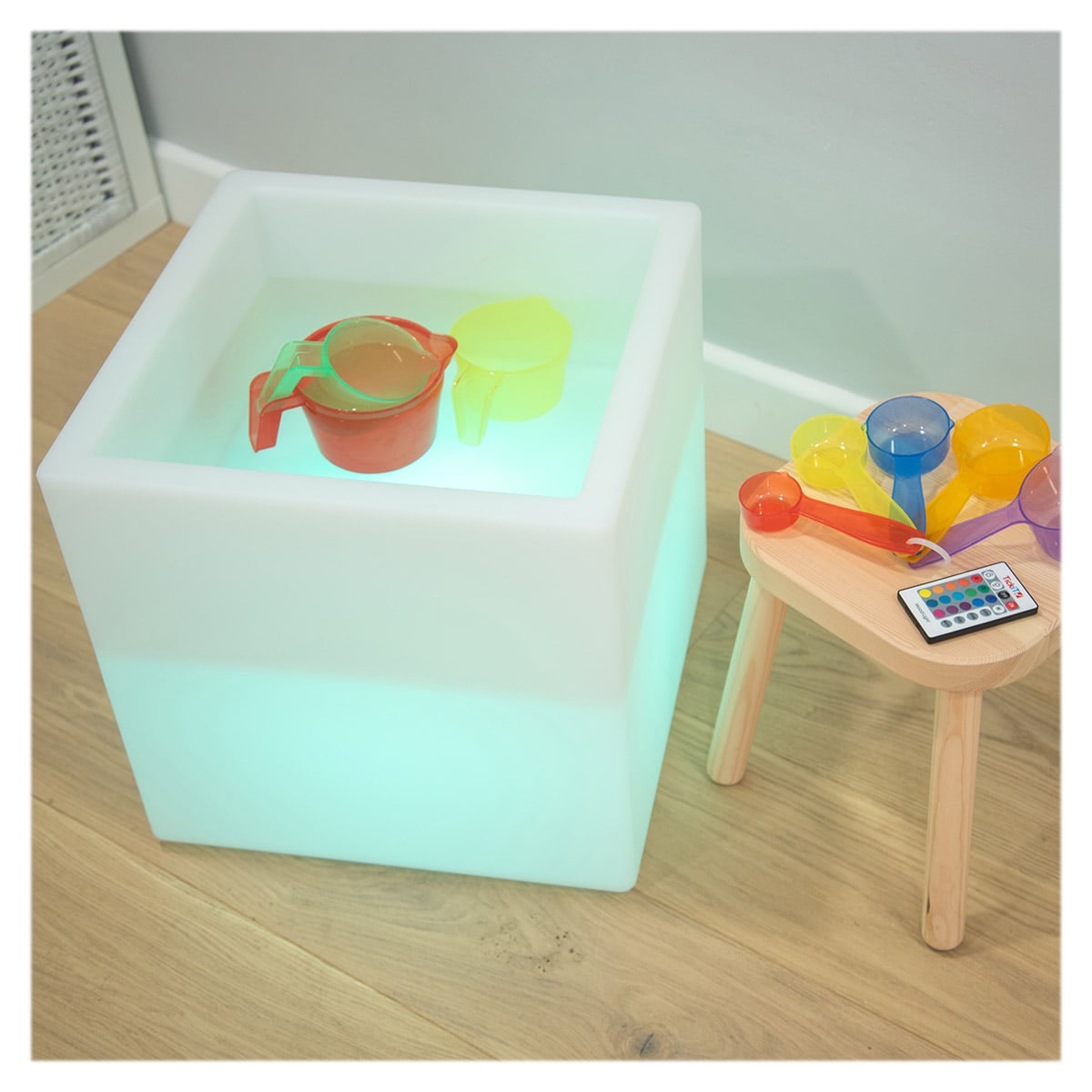 Sensory Cube, cub luminos pentru activitati, TickiT - Publisol.ro