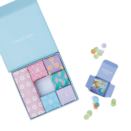 Set cadou bratara si charmuri - Calendar pentru sarbatorit evenimente - Cool To Be Kind - Ooly - Publisol.ro