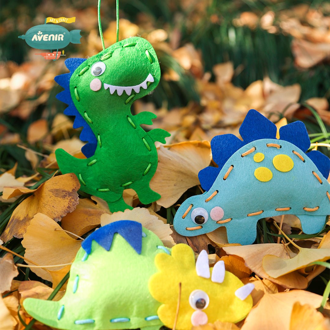 Set creativ de cusut cu tehnica siretului - Primul meu Pandantiv Dinozauri, nivel 1 - Avenir - Publisol.ro