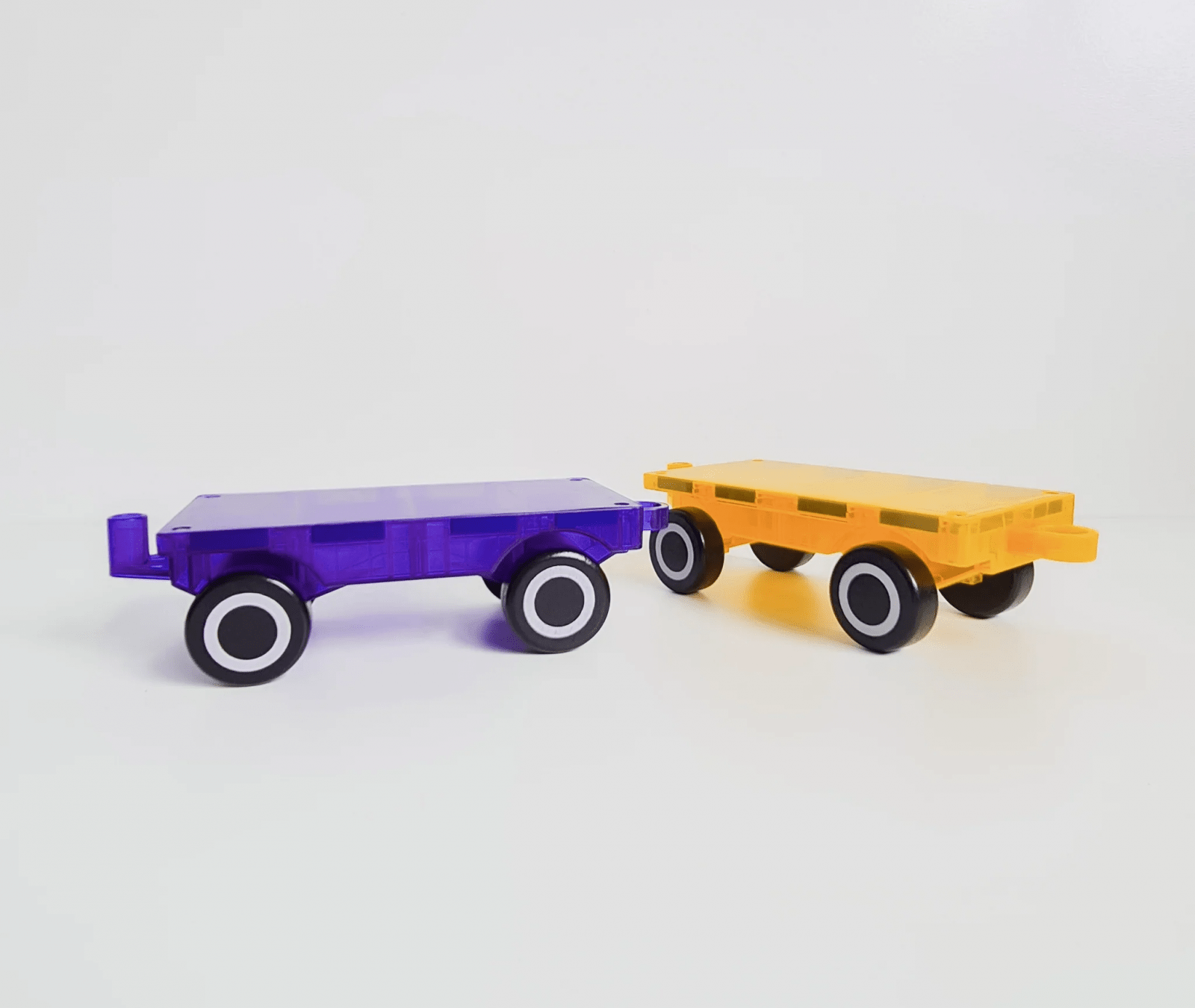 Set magnetic Magblox - 2 sasiuri magnetice accesorii pentru constructie cu roti de lemn - mov si galben - Magblox - Publisol.ro