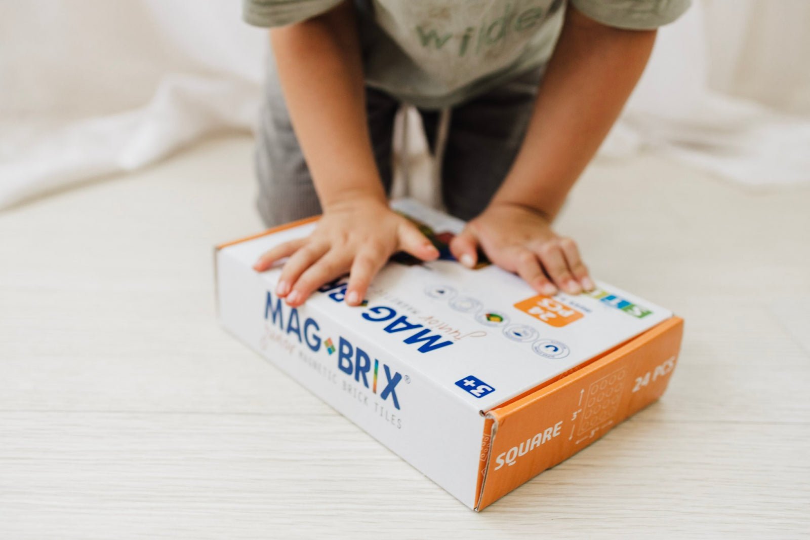 Set magnetic Magbrix Junior 24 piese patrate - compatibil cu caramizi de constructie tip Lego Duplo - Magblox - Publisol.ro